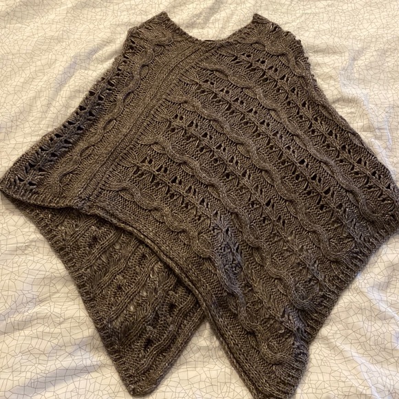 Brown knitted poncho. - Picture 1 of 1
